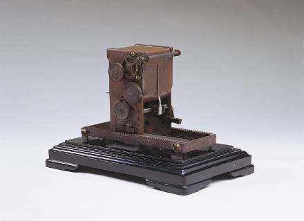 邦文写真植字機の発明模型（本社内に保存展示）
