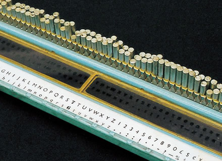 ピンの高低で「W」「I」のように文字幅の異なる欧文の送り歯数を調節する新機構。