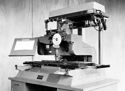 テレビテロップ専用写真写植機「MD-T型」。特殊な印画紙を研究開発した富士フィルムの協力も大きい。